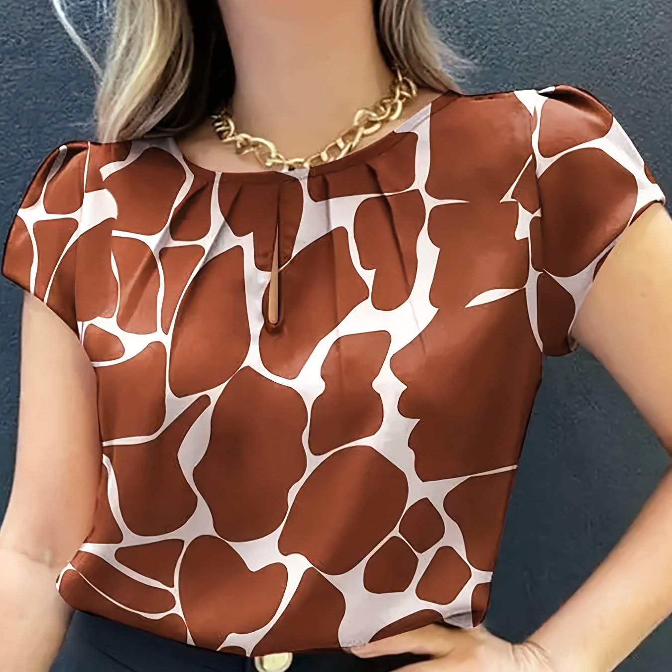 Women'S Casual Blue Floral Print Short Sleeve Blouse - Ruched Bust, Crew Neck, Relaxed Fit for Spring\u002FSummer, Weekend Attire, Casual Wear|Floral Print Top|Ruched Detailing