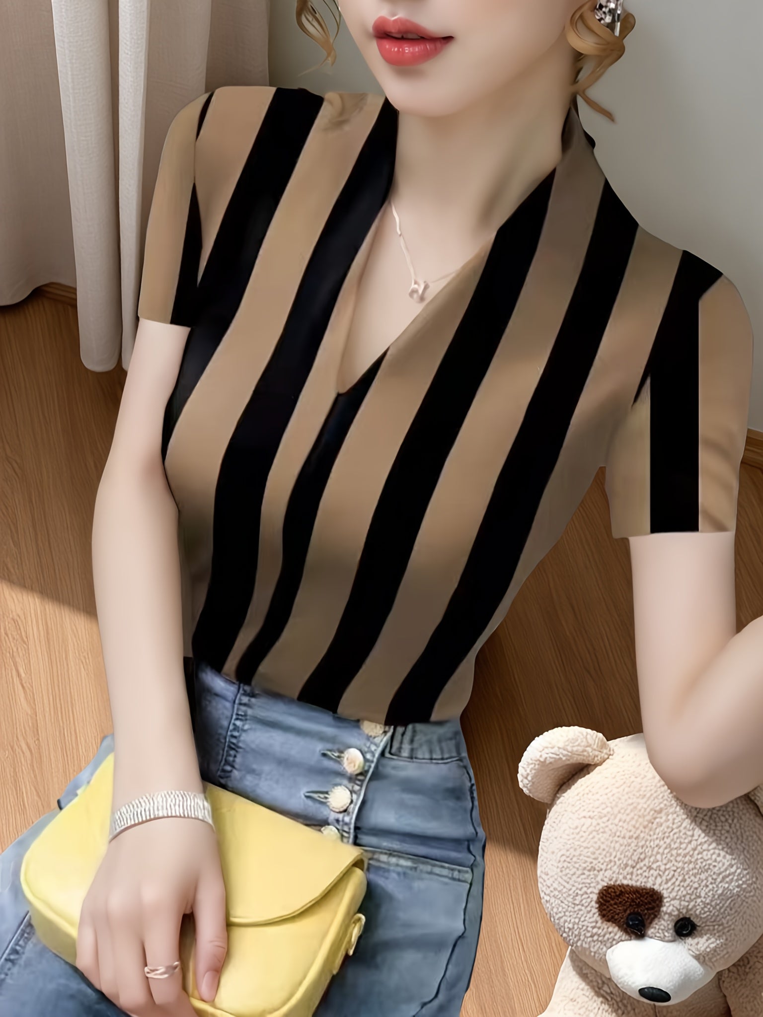 Chic V-Neck Short Sleeve T-Shirt for Women - Slim Fit, Fabric, Geometric Design, Perfect for Spring\u002FSummer\u002FFall, Stylish Layering Piece